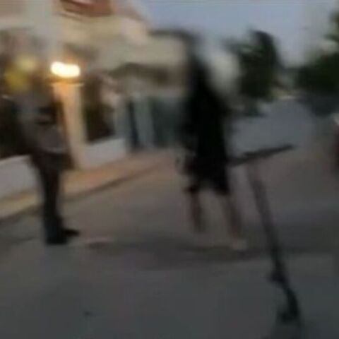 Γλυκά Νερά: Βίντεο ντοκουμέντο από τη στιγμή που ο 17χρονος γρονθοκοπεί τον 48χρονο 