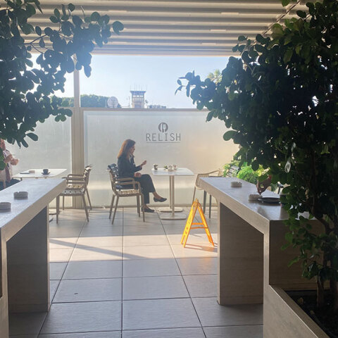 Σε βλέπω να καπνίζεις στο αεροδρόμιο