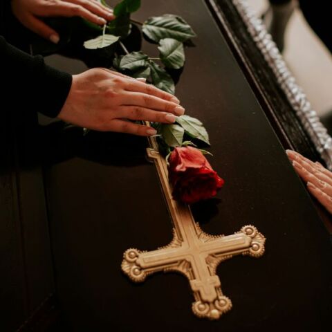 Μακάβριο μπέρδεμα στη Σάμο: Έκαψαν τη σορό 88χρονης που ήθελε να ταφεί