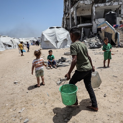 Πολίτες στη Γάζα κουβαλούν νερό με λεκάνες