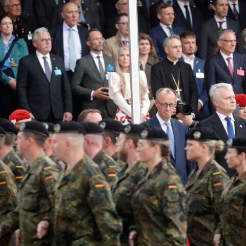 Η Γερμανία αναπτύσσει μόνιμα στρατεύματα στη Λιθουανία για πρώτη φορά από τον Β΄ Παγκόσμιο Πόλεμο, ενισχύοντας την άμυνα του ΝΑΤΟ κατά της Ρωσίας.