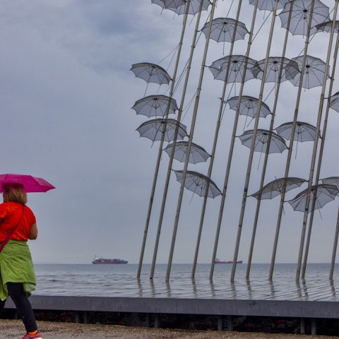 Γυναίκα με ομπρέλα στην παραλία της Θεσσαλονίκης