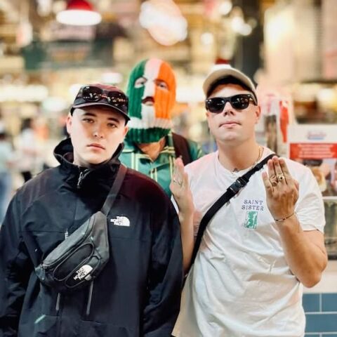 Οι Kneecap καταγγέλλουν ως πολιτική δίωξη την κατηγορία τρομοκρατίας για σημαία της Χεζμπολάχ - Το ραπ συγκρότημα συνεχίζει να κατακρίνει τον πόλεμο στη Γάζα.