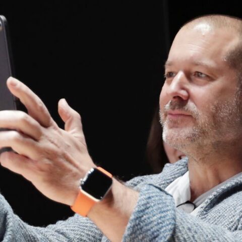 OpenAI: Εξαγόρασε την io του Τζόνι Άιβ για $6,4 δισ., ενισχύοντας τα σχέδιά της για είσοδο στο hardware - Σχεδίασε προϊόντα όπως το iMac, το iPod και το iPhone 