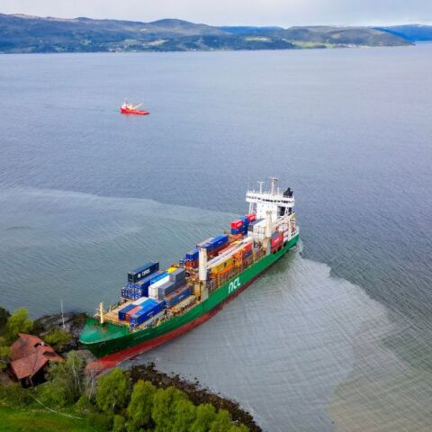 Πλοίο 135 μέτρων προσάραξε στον κήπο Νορβηγού στο Μπίνεσετ - Δεν υπήρξαν τραυματισμοί - Έρευνα για τεχνική βλάβη ή ανθρώπινο λάθος.