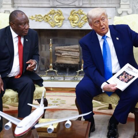 ΗΠΑ: Ο Ντόναλντ Τραμπ παρουσίασε παραπλανητικές εικόνες και βίντεο στον Σίριλ Ραμαφόσα για υποτιθέμενη γενοκτονία λευκών στη Νότια Αφρική.