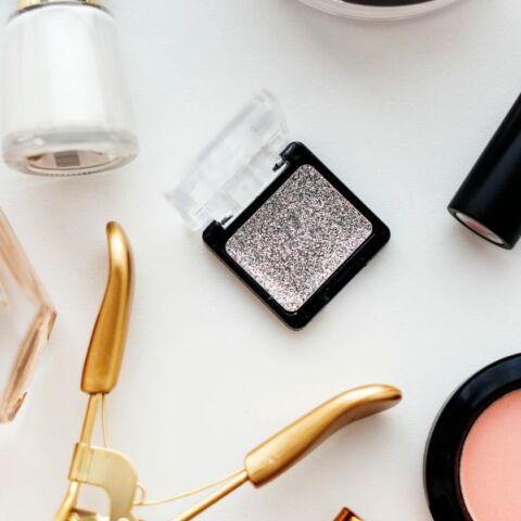 Ποια καλλυντικά μας πρέπει να βάλουμε ψυγείο τώρα που ζεσταίνει ο καιρός