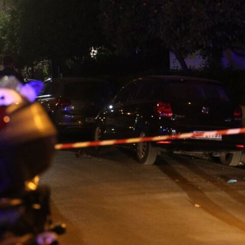 Αυτοκίνητο έπεσε σε στάση λεωφορείου στο Χαλάνδρι - Ο οδηγός αυτοτραυματίστηκε με μαχαίρι