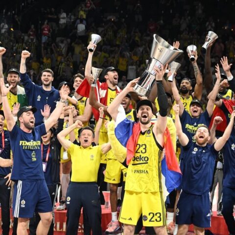 Final Four 2025: Η απονομή του τροπαίου στους «Σεΐχηδες» της Φενέρμπαχτσε