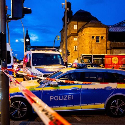 Σύρος πρόσφυγας 19 ετών επαινείται για την ακινητοποίηση δράστιδας επίθεσης με μαχαίρι στο Αμβούργο - Η σωτήρια παρέμβασή του.