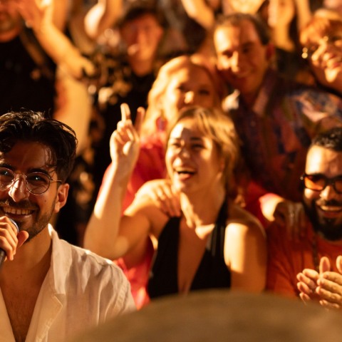 Ένας χρόνος με το μπαλκόνι του Papazó, από τον Voice102.5