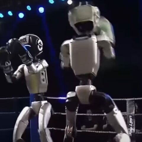 Δύο ανθρωποειδή ρομπότ αντάλλαξαν γροθιές σε τουρνουά kick-boxing στην πόλη Χανγκτζού της Κίνας - Αναπτύχθηκαν από την εταιρία Unitree Robotics.