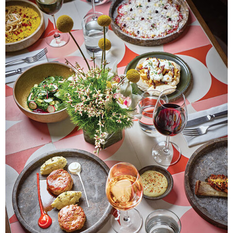 Yphes: Η νέα κρυφή all day αυλή της Αθήνας