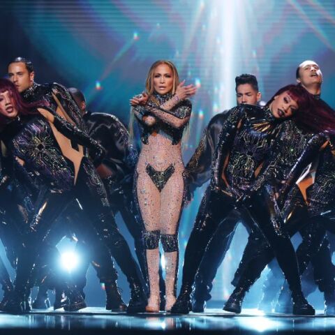 Η Τζένιφερ Λόπεζ φίλησε δύο χορευτές στη σκηνή των America Music Awards