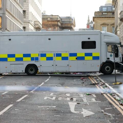 Το σημείο στο Λίβερπουλ της Αγγλίας όπου το αυτοκίνητο έπεσε στο πλήθος τραυματίζοντας 47 ανθρώπους