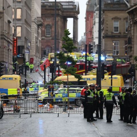 Λίβερπουλ: 47 τραυματίες από το ΙΧ που έπεσε σε πλήθος φιλάθλων - «Ακούγαμε μόνο κραυγές, ήταν φριχτές οι σκηνές»