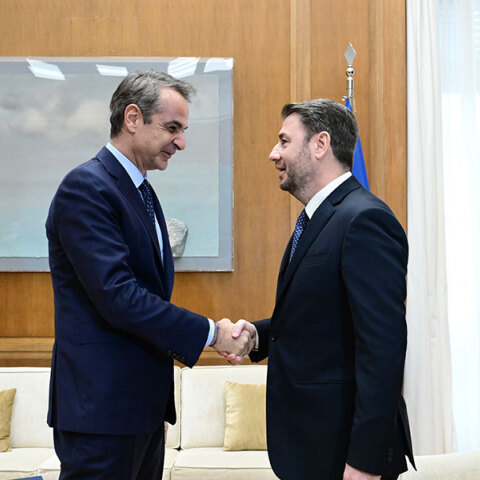 Ο Μητσοτάκης στήνει την παγίδα της άρσης της μονιμότητας (και το ΠΑΣΟΚ πέφτει μέσα)