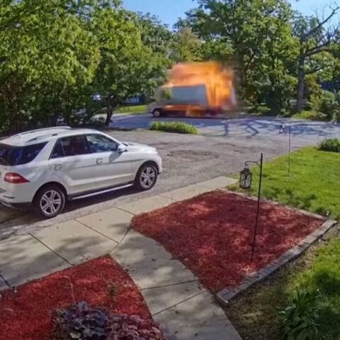 Έκρηξη φορτηγού καταγράφηκε σε κάμερα σε προάστιο του Σικάγο - Φιάλη προπανίου η αιτία, σύμφωνα με τις αρχές - Θραύσματα σε ολόκληρο οικοδομικό τετράγωνο