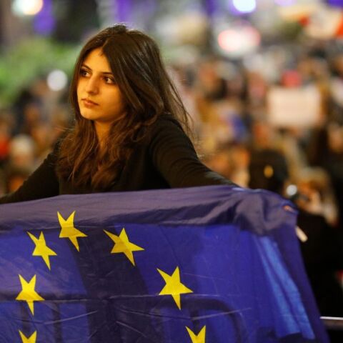 Ευρωβαρόμετρο: Η εμπιστοσύνη των Ευρωπαίων στην ΕΕ στο υψηλότερο ποσοστό από το 2007 - Τι διαπιστώνει έρευνα σε όλα τα 27 κράτη μέλη