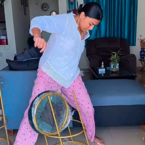 Influencer από την Ινδία τέσταρε κάθισμα για μπαρ και... καρφώθηκε πάνω του - Το βίντεο που κάνει τον γύρο του διαδικτύου