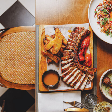 Lyra: Η μελωδία της γεύσης στην καρδιά της Πλάκας