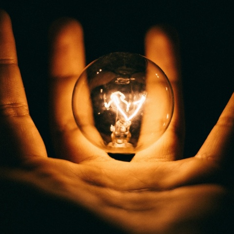 Αναμένη λάμπα στα χέρια ατόμου