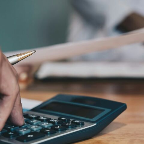 Άτομο με υπολογιστή ανά χείρας