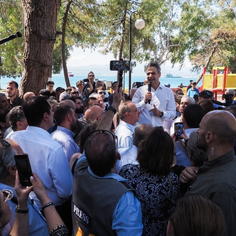 Ο Κυριάκος Μητσοτάκης μιλά σε πολίτες στην Ερέτρια
