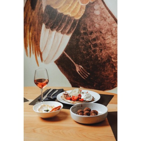 Αισώπου Μύθοι: Πεντανόστιμη ελληνική κουζίνα  στα στενά του Ψυρρή