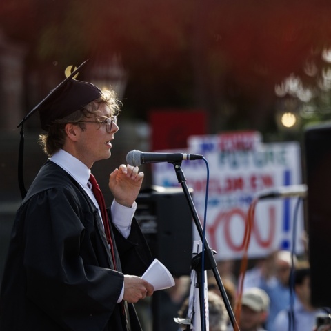 Φοιτητής σε διαμαρτυρία για τα μέτρα Τραμπ