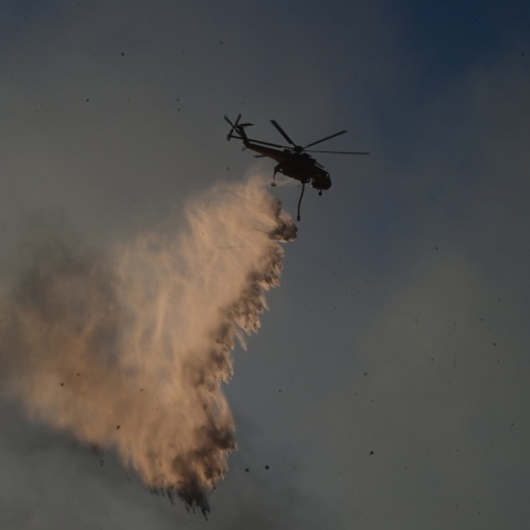 Ελικόπτερο επιχειρεί για την κατάσβεση φωτιάς