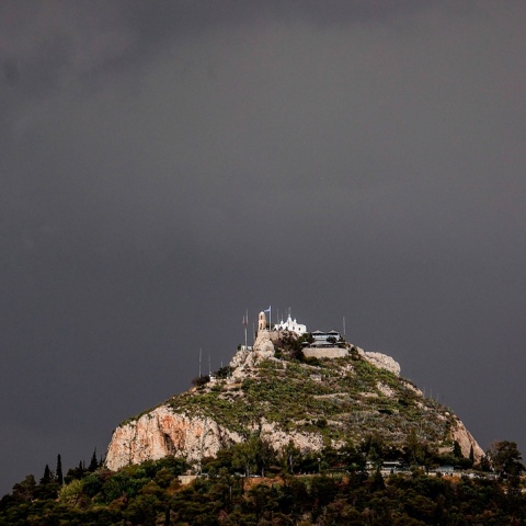 Μαύρα σύννεφα πάνω από τον Λυκαβηττό