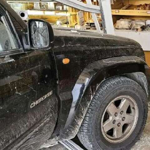 Το τζιπ έπεσε στην τζαμαρία φούρνου στην Κω