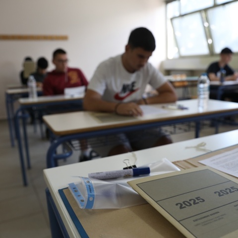 Τετράδιο απαντήσεων πάνω σε θρανίο σε εξεταστικό κέντρο των Πανελληνίων για τα ΕΠΑΛ