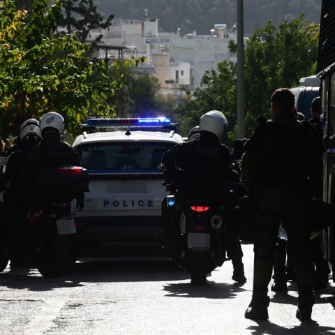 Αστυνομικοί με μηχανή συνοδεύουν περιπολικό