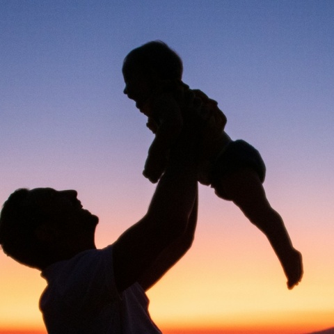 Πατέρας κρατά το μωρό του ψηλά