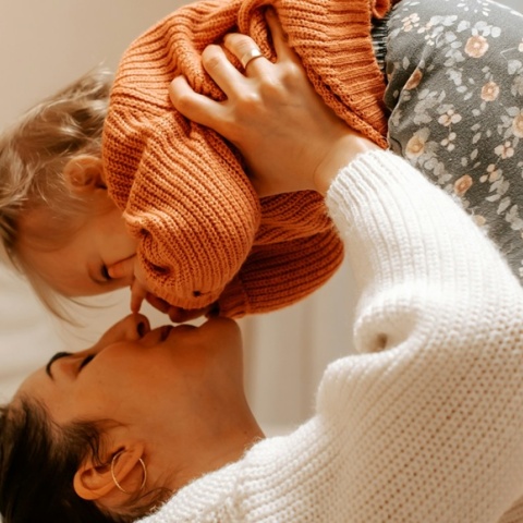 Μητέρα κρατά ψηλά το παιδάκι της