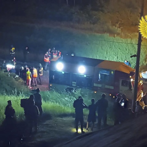 Διασώστες στη Ρωσία μετά την κατάρρευση γέφυρας