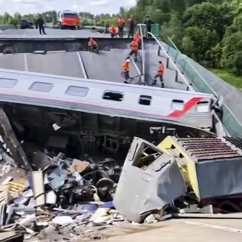 Σκηνή από το σημείο της κατάρρευσης γέφυρας και τον εκτροχιασμό τρένου στην περιφέρεια της Ρωσίας