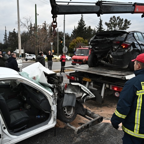 Οχήματα μετά από σφοδρή σύγκρουση σε τροχαίο δυστύχημα