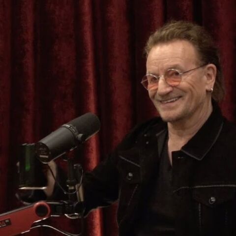 Ο Μπόνο των U2 επέκρινε τις περικοπές της USAID στο podcast του Τζο Ρόγκαν, προκαλώντας την οργή του Έλον Μασκ και αντιδράσεις από το κοινό του.