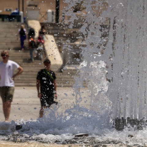 Πολίτες πίσω από νερά του σιντριβανιού στην Πλατεία Συντάγματος