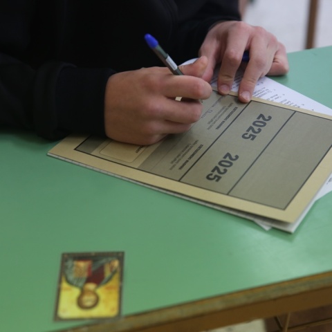 Μαθητής γράφει στο τετράδιο απαντήσεων των Πανελληνίων 2025