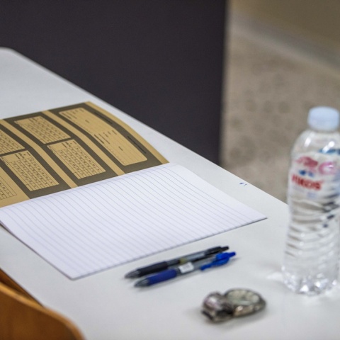 Τετράδιο απαντήσεων των Πανελληνίων 2025 πάνω σε θρανίο