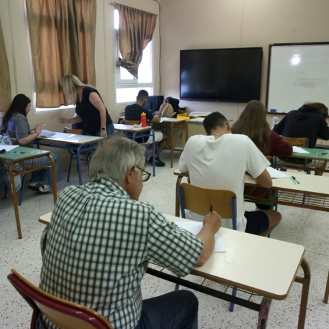 Υποψήφιοι των Πανελληνίων στις θέσεις τους μέσα στο εξεταστικό κέντρο