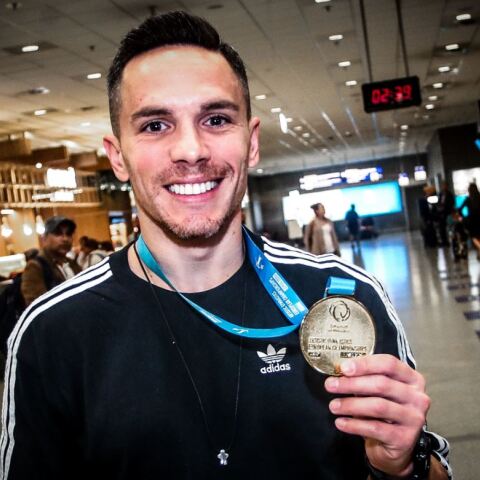 Πετρούνιας: Επέστρεψε στην Ελλάδα με το χρυσό μετάλλιο