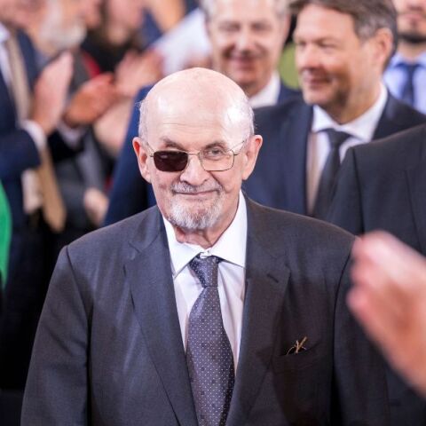 Σαλμάν Ρούσντι: Η τεχνητή νοημοσύνη δεν απειλεί τους συγγραφείς - εκτός αν καταφέρει να κάνει τους ανθρώπους να γελούν