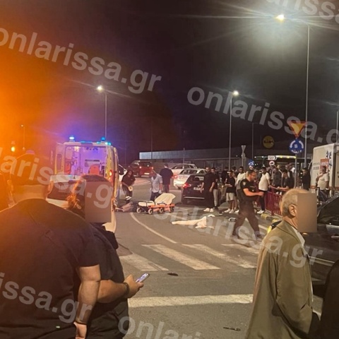 Το σημείο του δυστυχήματος στη Λάρισα - Στο σημείο ασθενοφόρο και συγκεντρωμένοι πολίτες