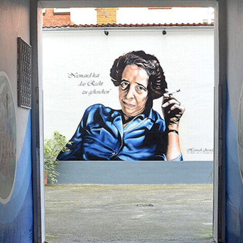 Podcast Βιογραφίες | Η Χάνα Άρεντ δεν ζητά να συμφωνήσεις μαζί της. Ζητά να μη σταματήσεις να σκέφτεσαι