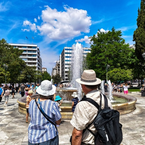 Πολίτες με καπέλα στην Πλατεία Συντάγματος